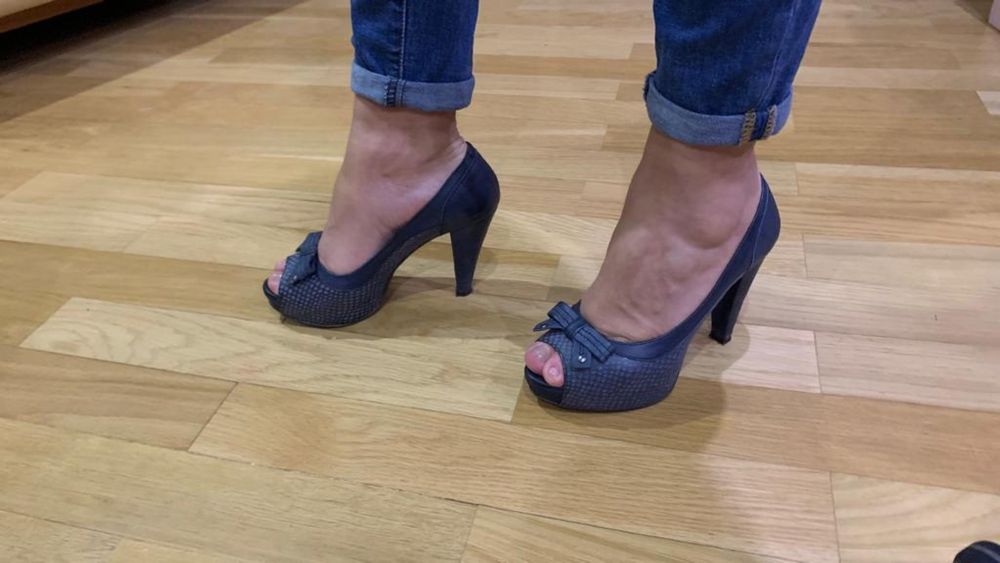 Sapatos salto alto em couro novos