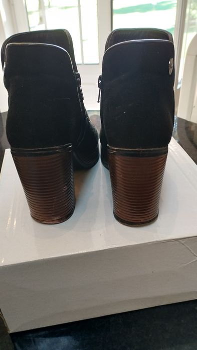 Botins tam.  36, côr pretos