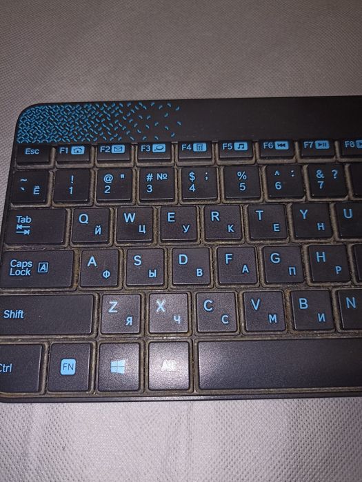 Продам безпроводную клавиатуру Logitech k240 комплект