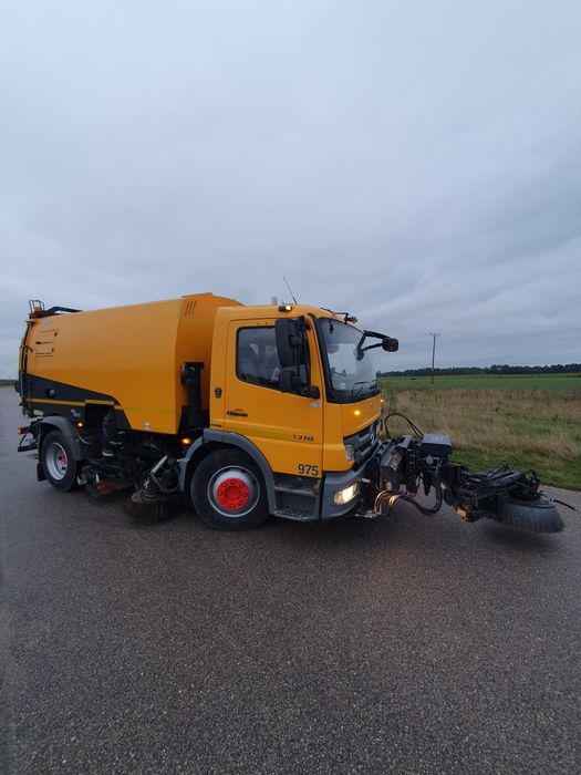 Zamiatanie Dróg i Ulic ZAMIATARKĄ Kompaktową