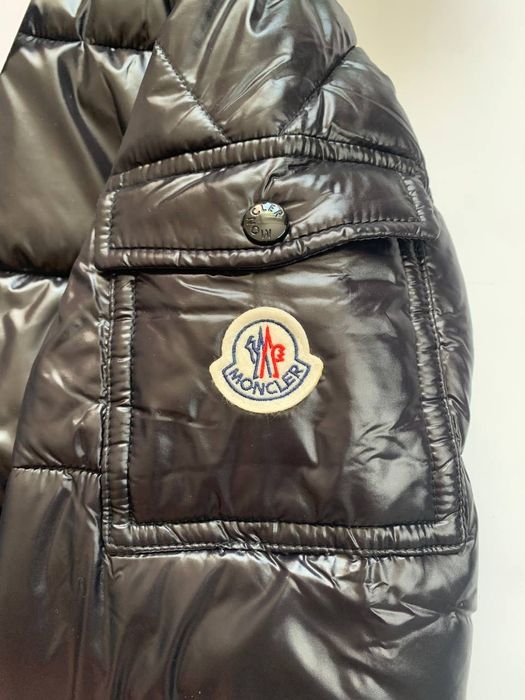 Куртка Moncler чорна, глянцева з відʼємним капюшоном, розміри M–XL