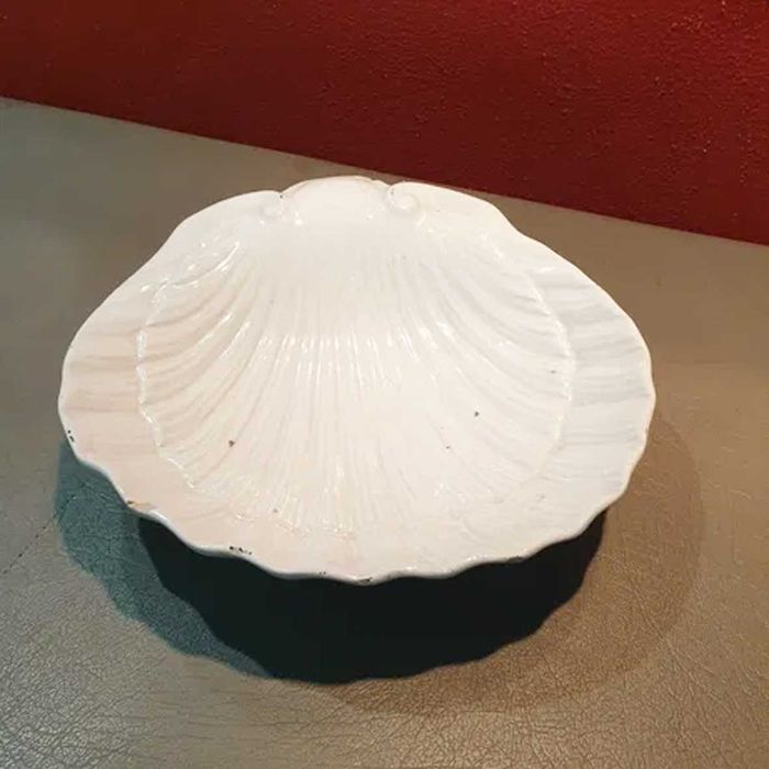 Saladeira antiga em cerâmica em forma de concha