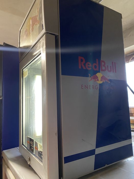 lodówka ekspozycyjna marki Red Bul