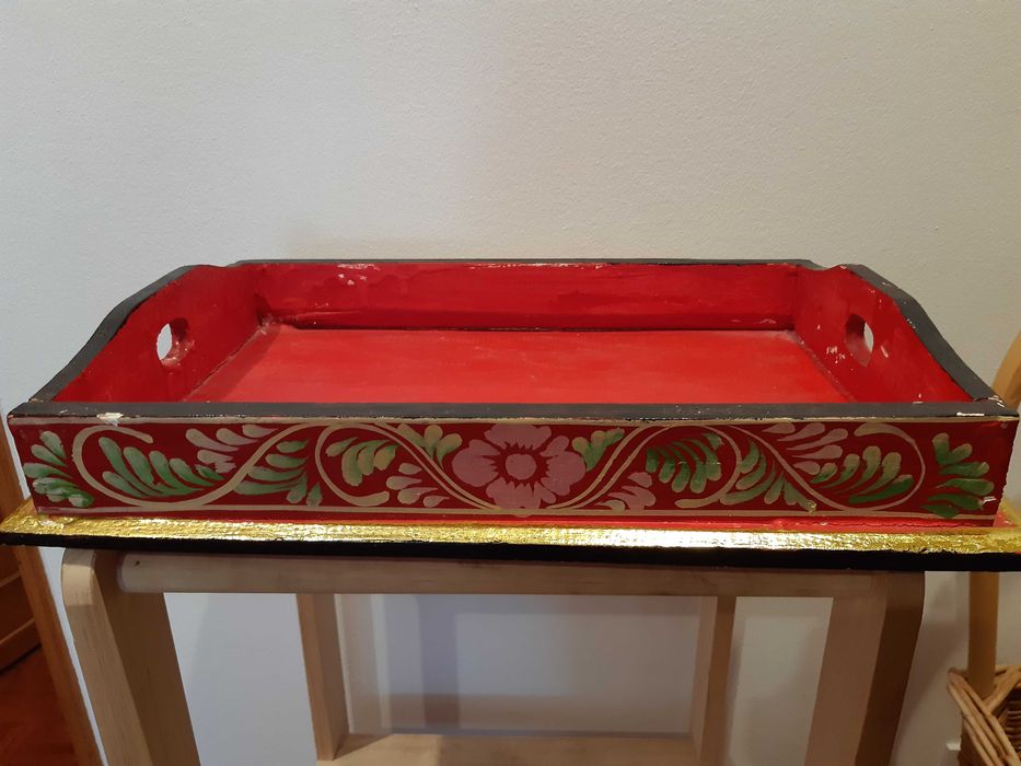 Tabuleiro de madeira pintado a mão