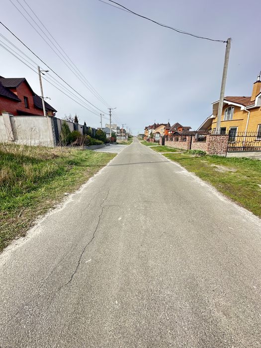 Продаж ділянки поруч з озером та набержною