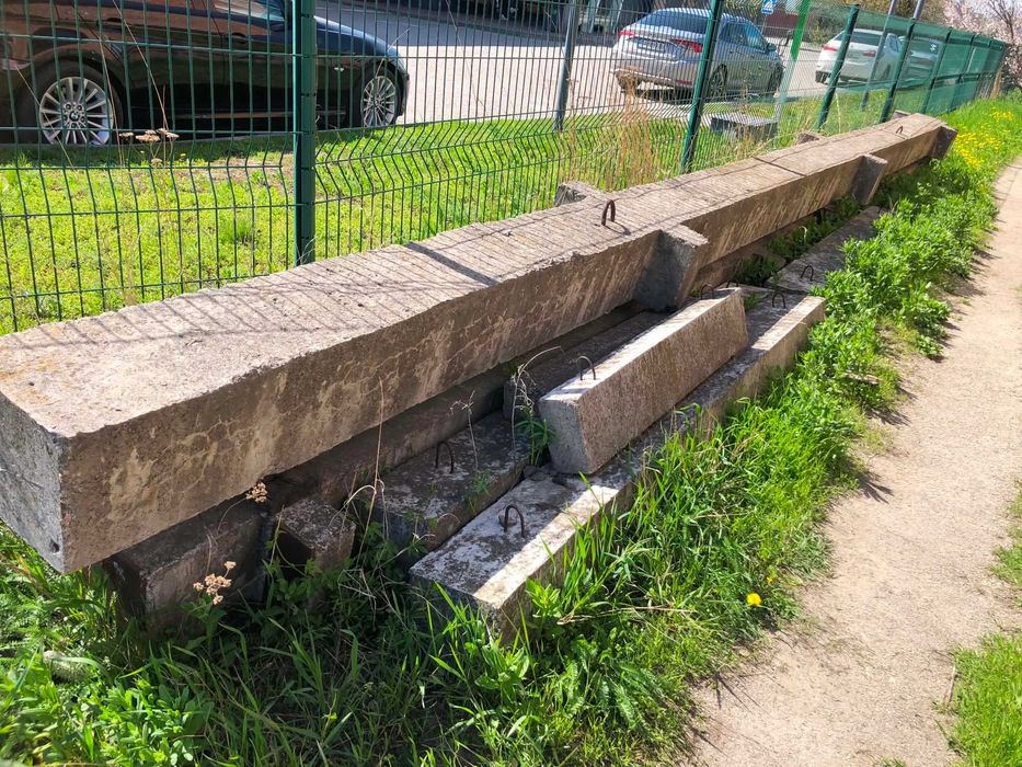 Бетонні колони довжиною 9 метрів.