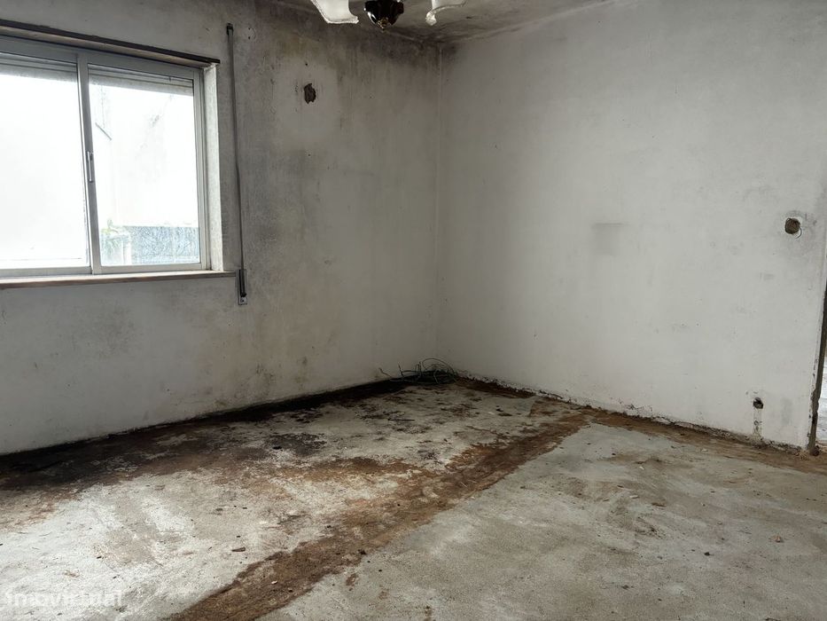 Moradia de 2 pisos com terreno no centro da Lousã