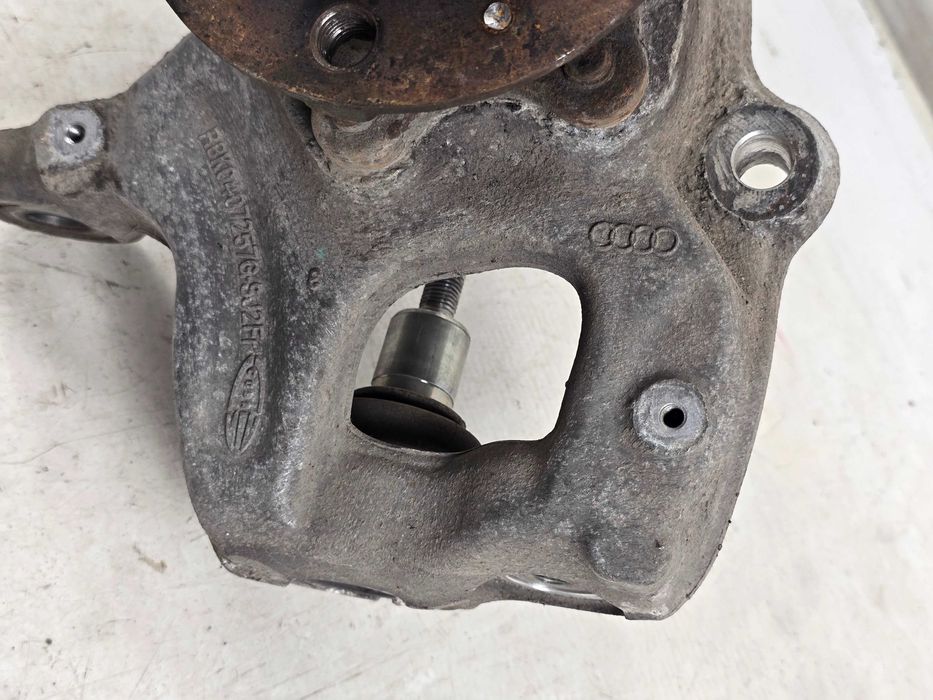 AUDI A4 B8 A5 8T PRZED LIFT 07-11 Zwrotnica lewa przód przednia 8K0407257G
