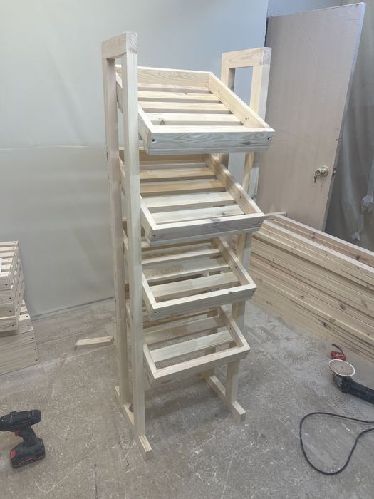 Стелажі , стійки для хліба або вина з дерева