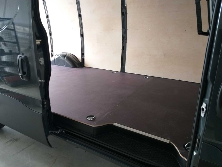 Zabudowa busa Iveco Daily, tworzywo sztuczne, sklejka, podłoga, boki