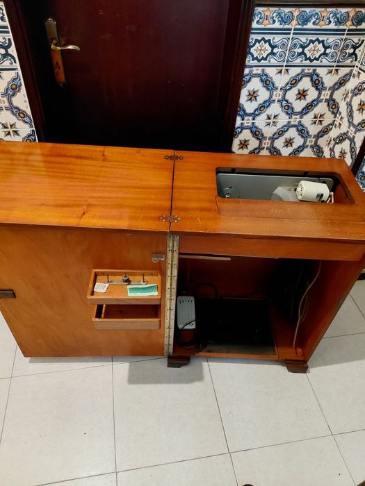 Máquina de costura com móvel Vigorelli