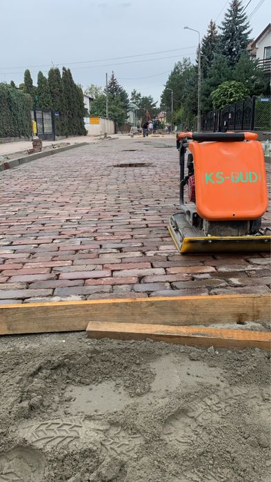 Układanie kostki brukowej, brukarstwo.