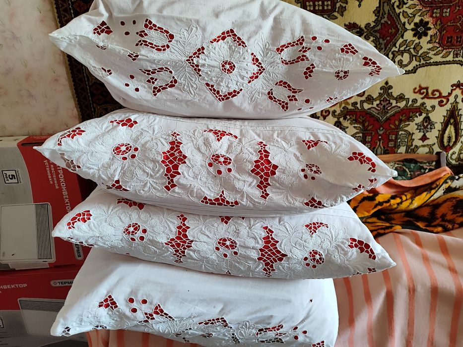 Подушки з наволочками