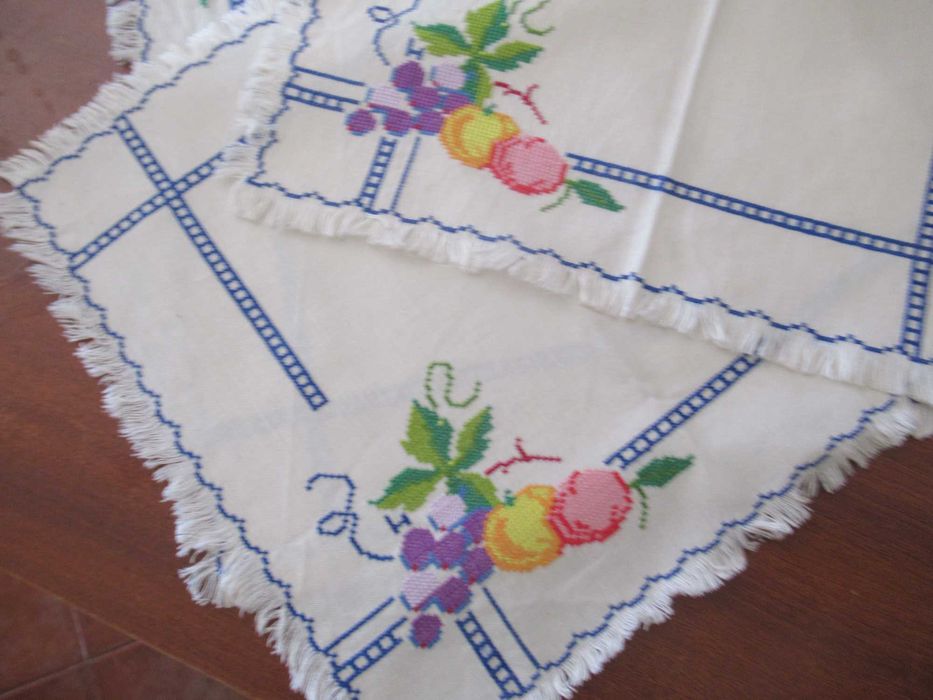 Conjunto de 4 Naperons bordados a ponto cruz (novos) portes incluídos