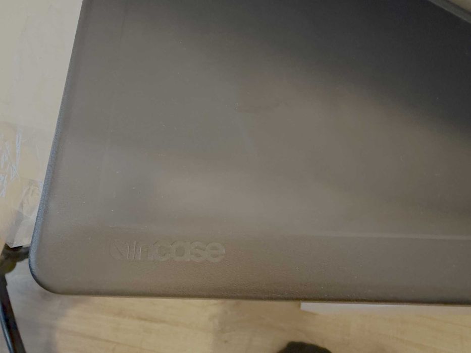 Etui Incase Edge Hardshell na MacBooka Pro 14 calowy