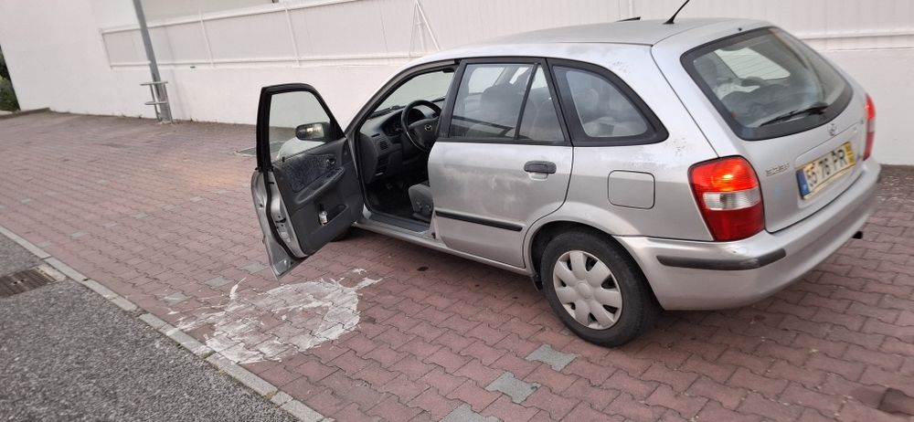 Mazda 323- ano 2000