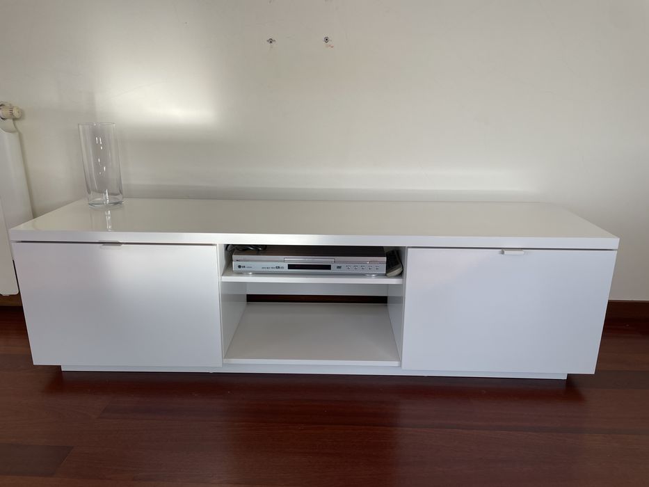 Móvel IKEA BYÅS — design simples e funcional