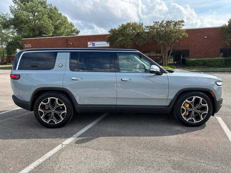 2023  Rivian  R1S