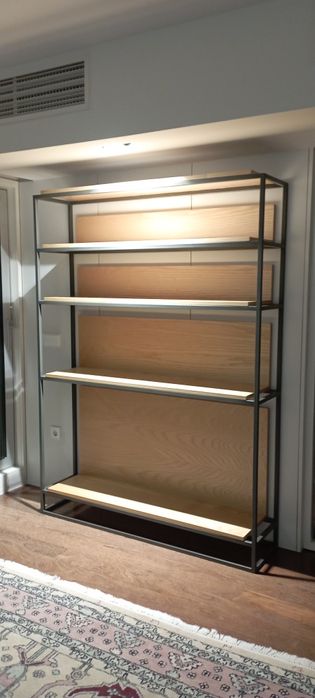 Estante em ferro e madeira maciça