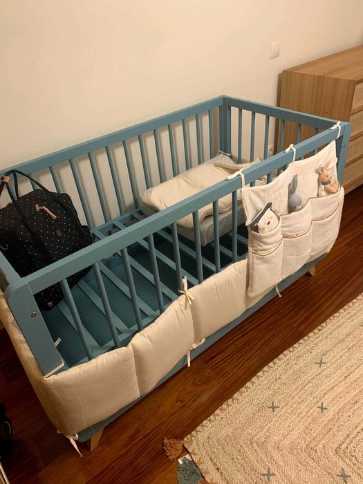 Conjunto berço + Colchão Care Pigü 140x70 + cómoda com fraldário em madeira – azul claro, muito bom estado