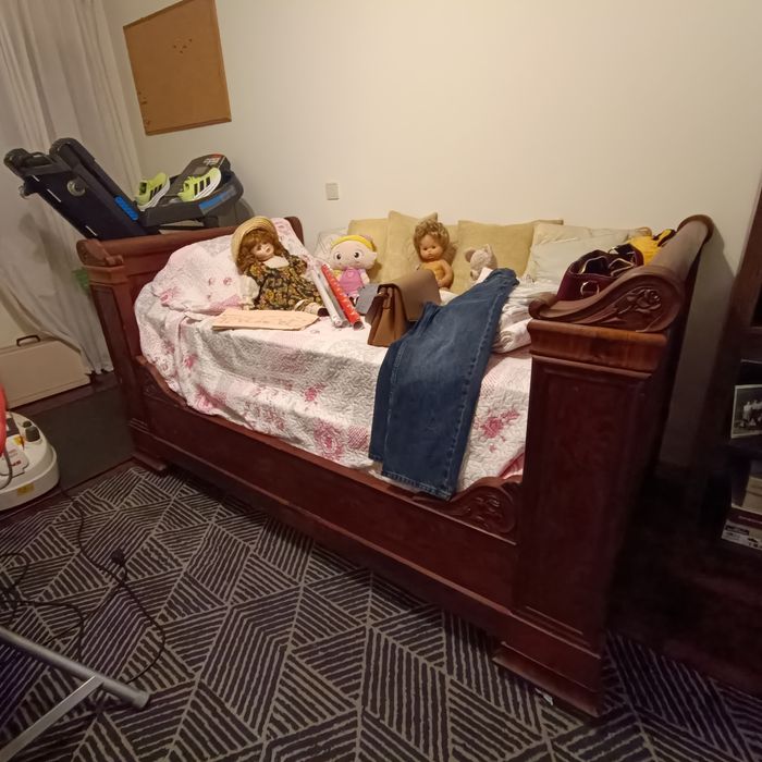 Cama antiga de encostar á parede.