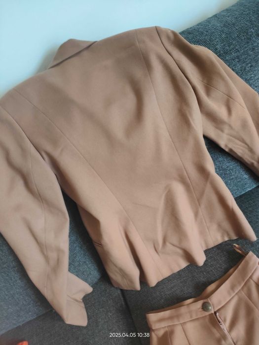 ELEGANCKI_Garnitur / Damski_Beż / Kakao_Zjawiskowy_36_Okazja