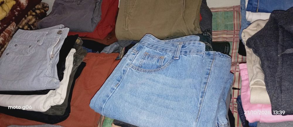Lotes de roupa semi nova 100 peças cada lote, quem escolhe as peças do lote é o cliente
