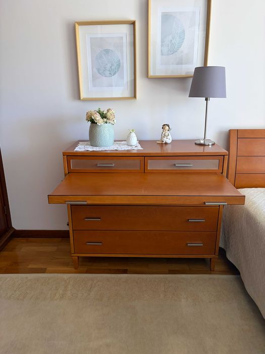Mobília de Quarto em Madeira: Cama Corpo e Meio + Cómoda + Colchão