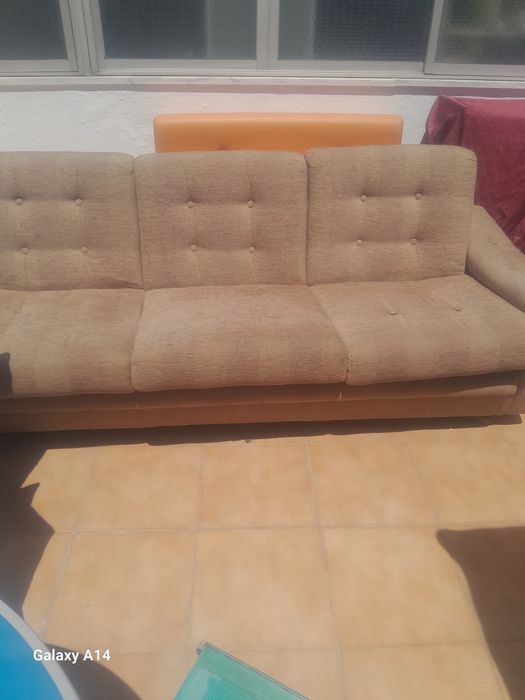 Sofá para desocupar  urgente.