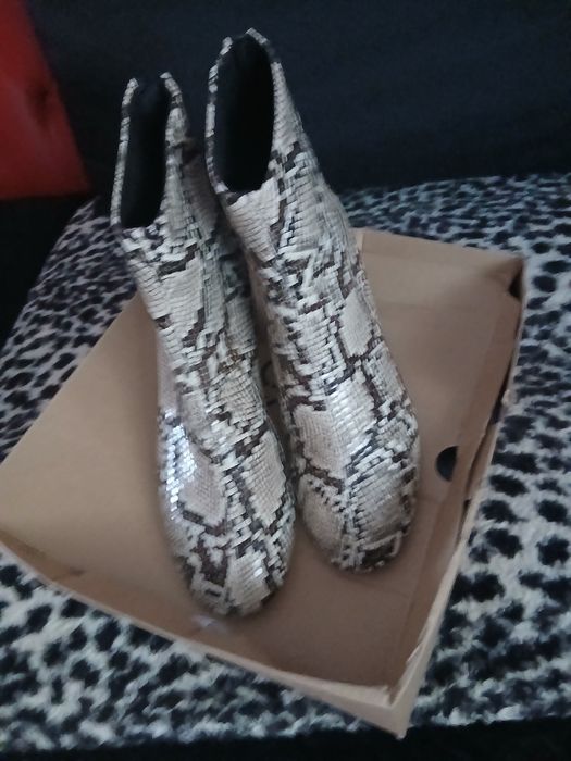 Botas em padrão serpente