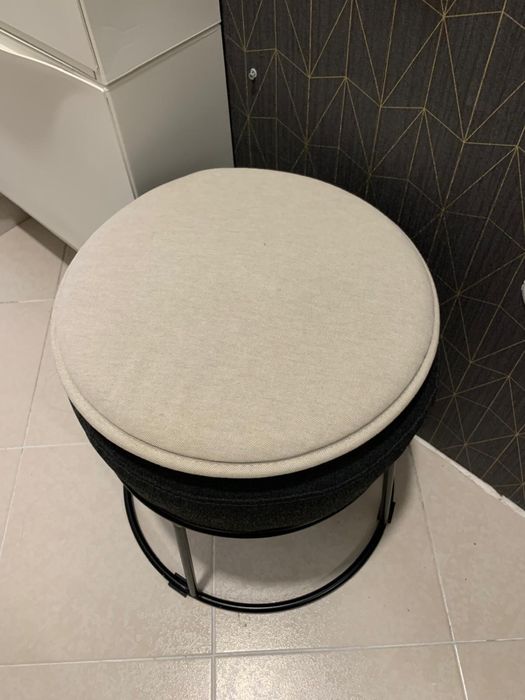 Coxim para banco ou cadeira, do Ikea, para se sentar confortavelmente.
