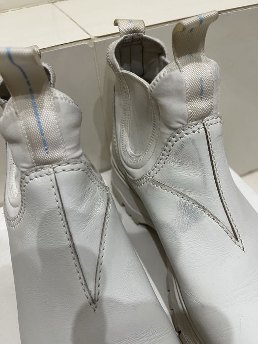 Белые ботинки Prada