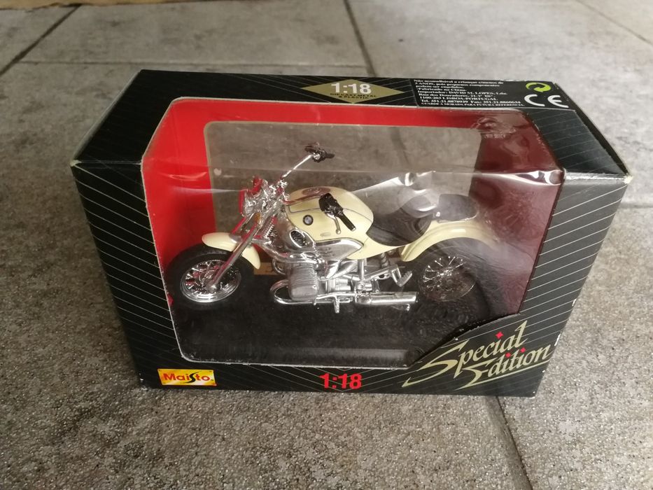 Carros e motos de exposição originais