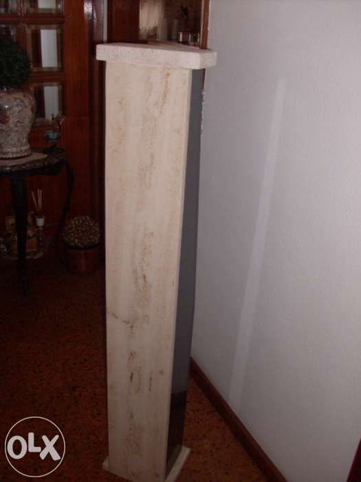 Coluna porta cd,s em marmore
