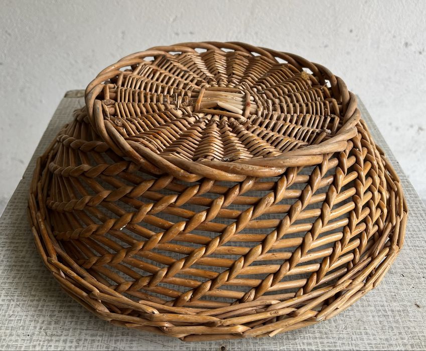 Dwa koszyki wiklinowe
