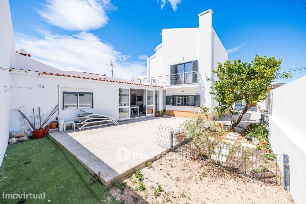 Moradia T3+1 de design moderno, com jardim, na Quinta do Anjo