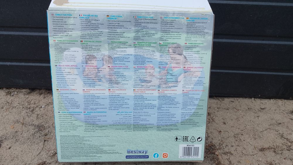 Mały basen z oparciami