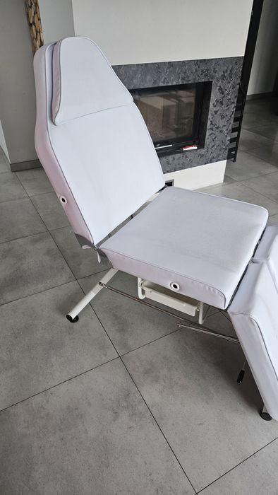 Fotel kosmetyczny regulowany.