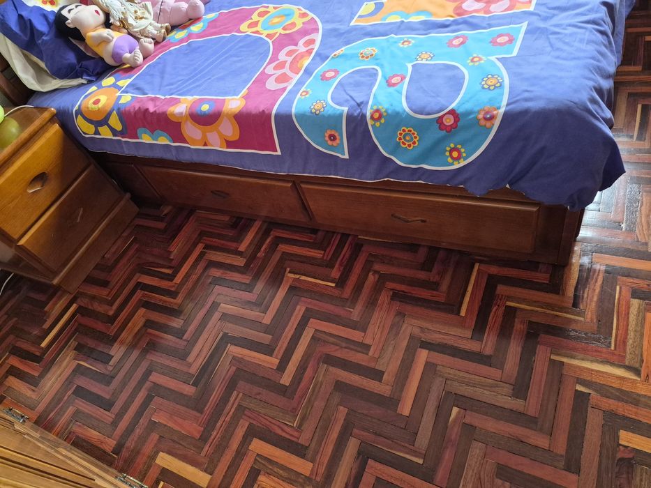 cama de solteiro com mesa de cabeceira