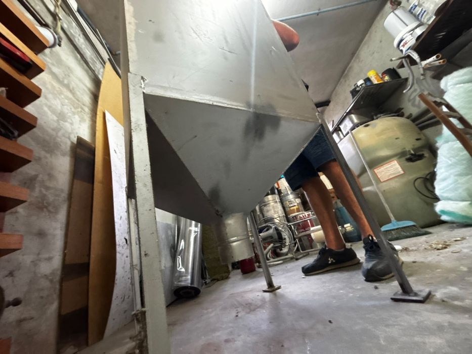 Silo / Depósito Cónico em Ferro com Pés de Apoio (Pellets / Ração / Resíduos)