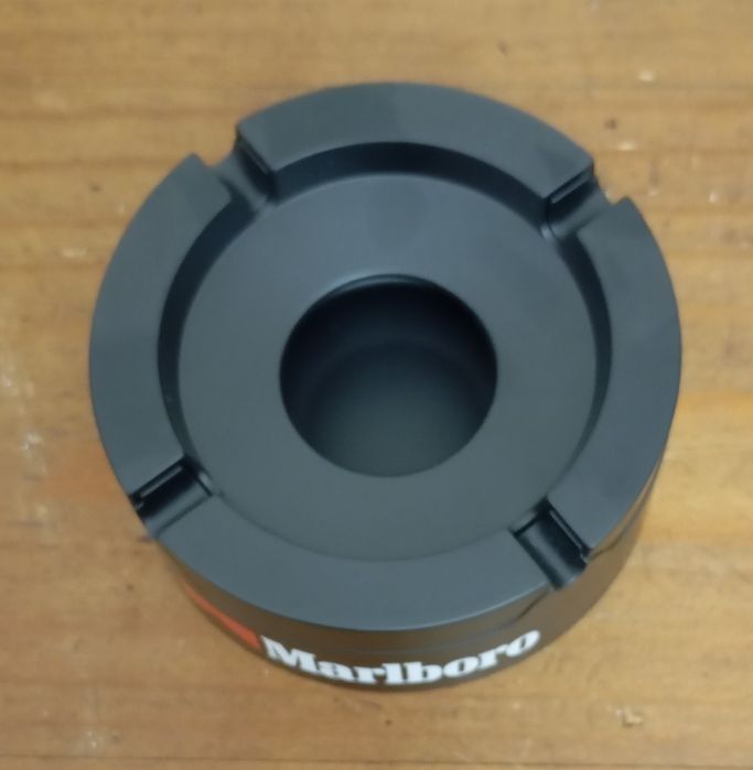 Vários cinzeiros novos