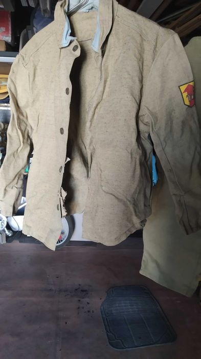 Куртка та штани зварювальника.