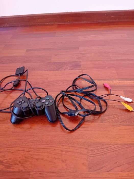 PlayStation2 com comando e microfones
