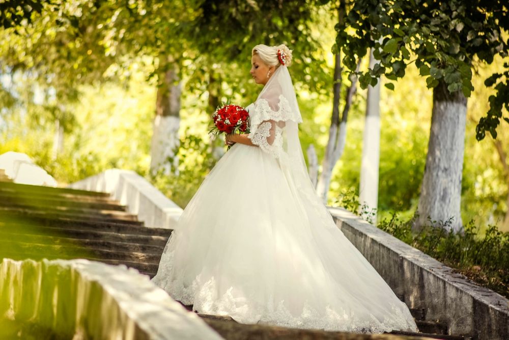 Весільна сукня одягнута один раз. Стан ідеальний.Колір айворі зріст 16