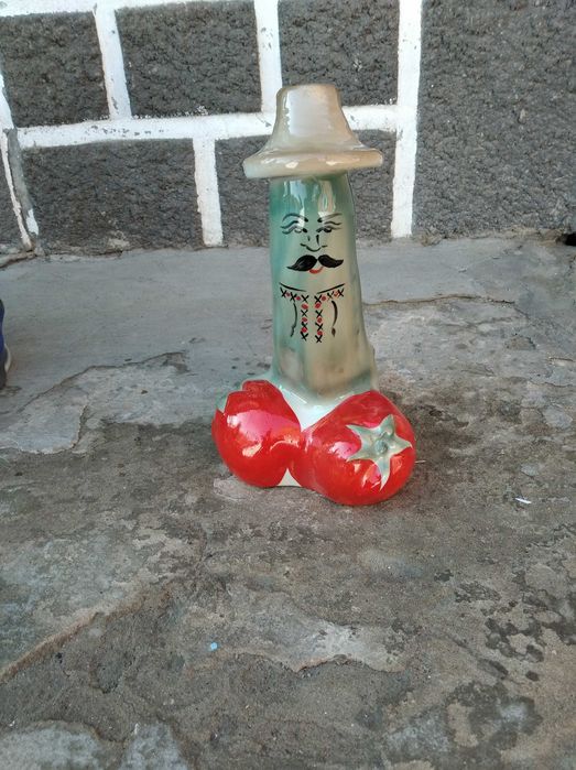 Керамічні статуетки вази фляги чяйники