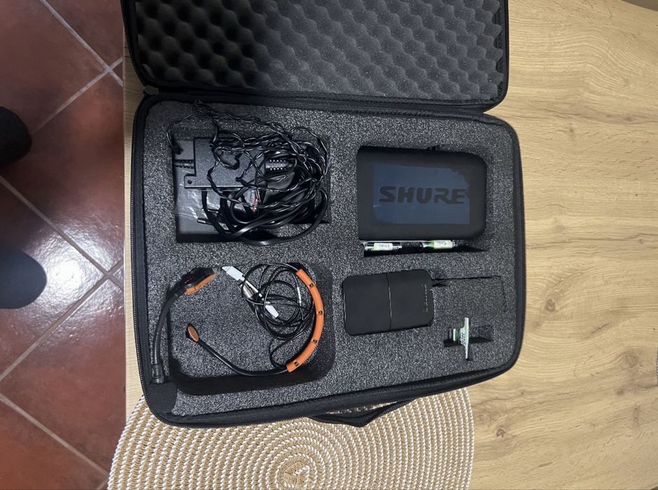 Headset Shure em bom estado .
