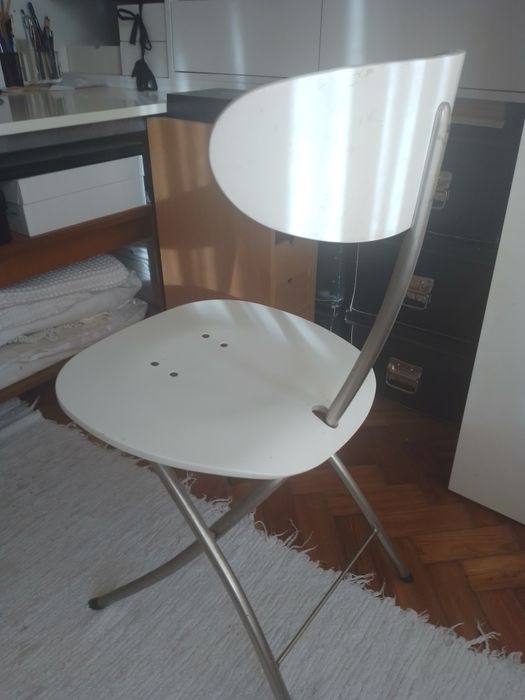 Cadeira lacada e pé de aço