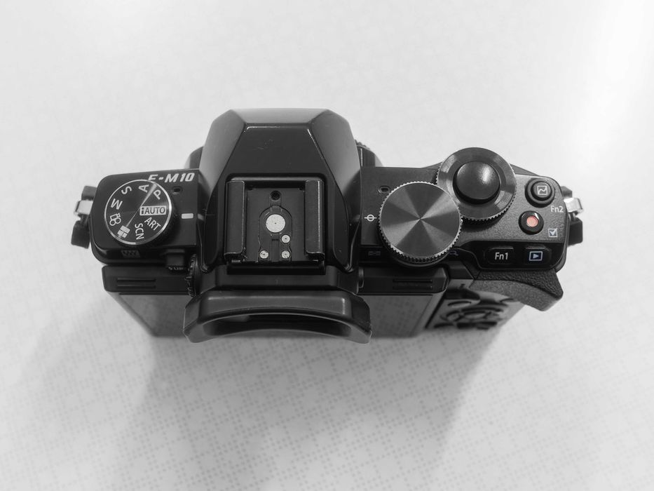Olympus OM-D E-M10 Body + оригінальний хват ECG-1 (Комплект)