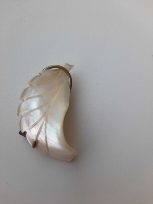 Брошка натуральный перламутр, брошка с фианитами.