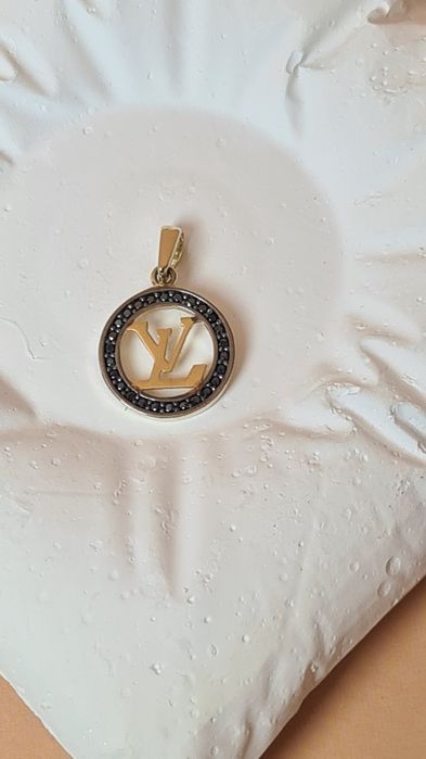 Złoty wisiorek zawieszka typu Louis Vuitton LV czarne cyrkonie mini